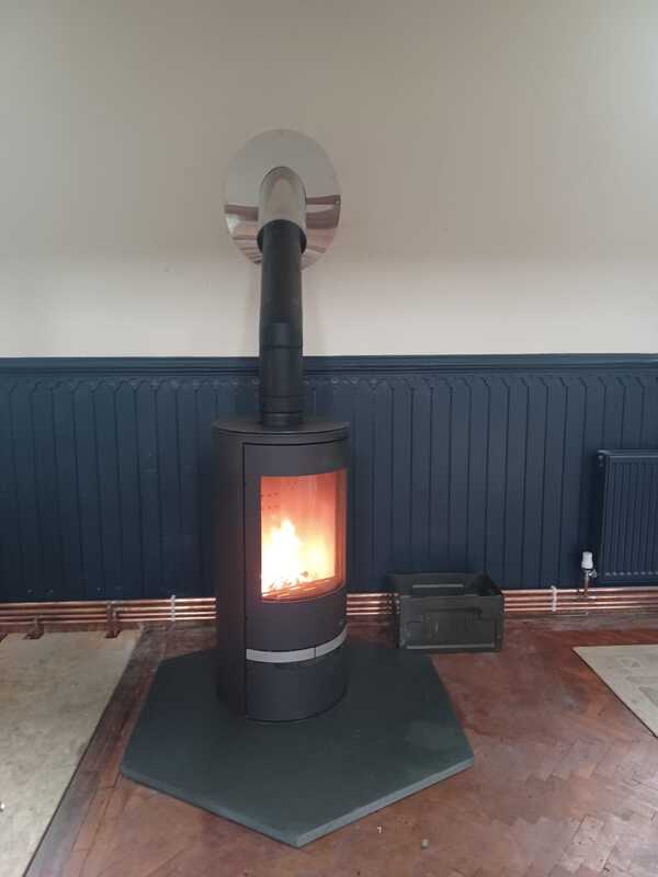 Twin-Wall-Flue-Orion-10KW-Curved-Wood-Burning-Multifuel-Stove-Installation-in-Bryn-Llanelli