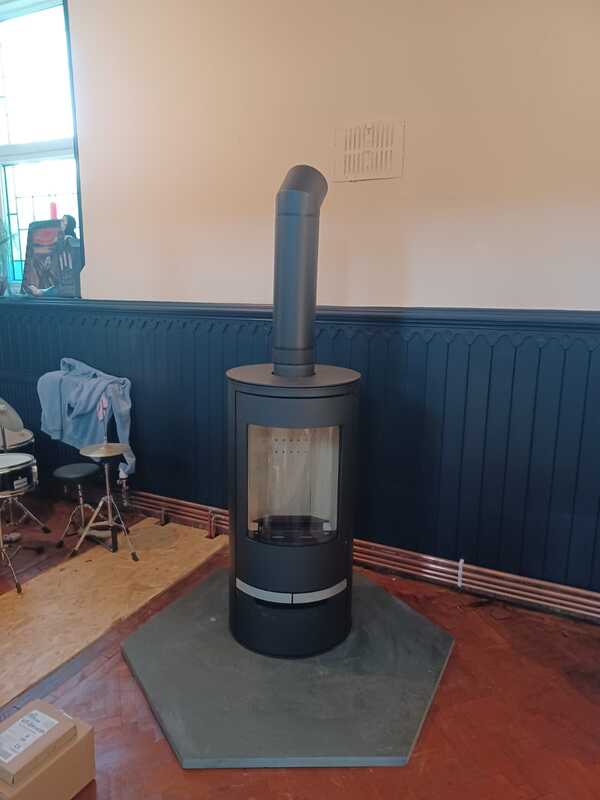 Twin-Wall-Flue-Orion-10KW-Curved-Wood-Burning-Multifuel-Stove-in-Bryn-Llanelli